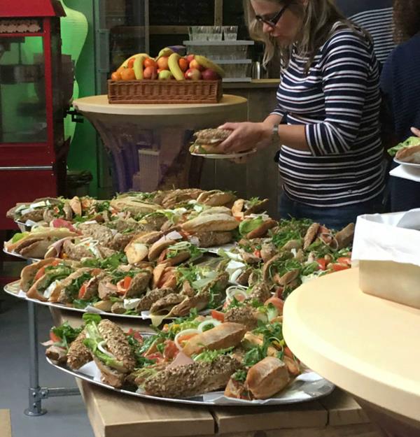 vrouw pakt een broodje tijdens lunch bij vr4play