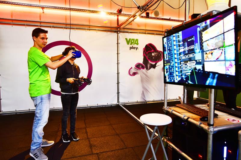 jong meisje krijgt een VR bril opgezet door VR host